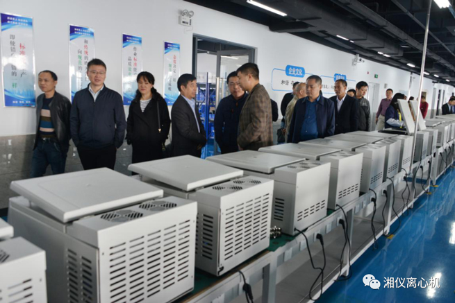 Thành viên chuyên gia của Ủy ban chuyên gia kiểm tra của hiệp hội công nghiệp thiết bị y tế Trường Sa đã đến thăm các doanh nghiệp thiết bị y tế như Công ty TNHH phát triển dụng cụ phòng thí nghiệm Hunan xiangyi